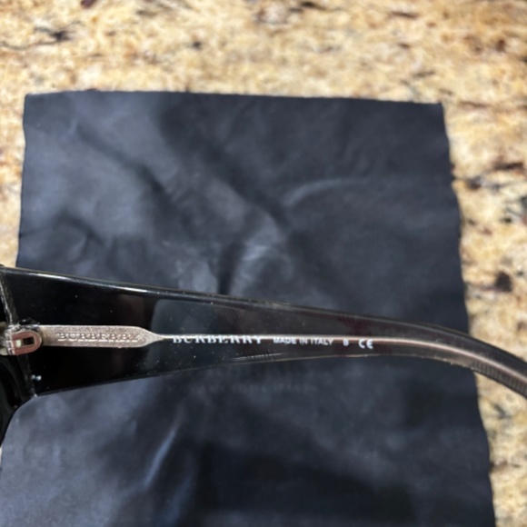 Burberry sunglasses - Picture 3 of 3